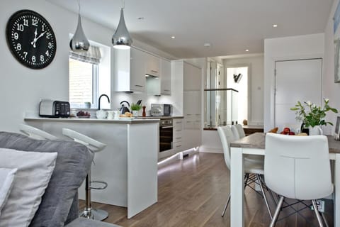 Kitchen or kitchenette, Dining area, dishwasher, oven, stove, toaster, washing machine