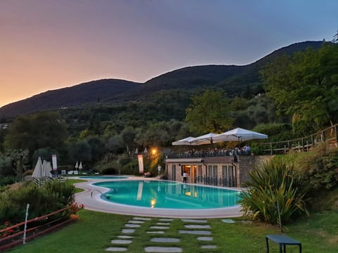 Restaurant/places to eat, Swimming pool, Sunset