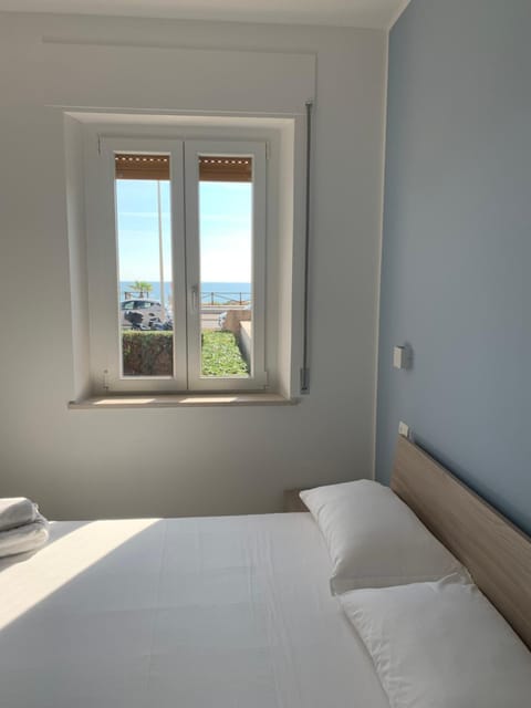 Photo of the whole room, Sea view