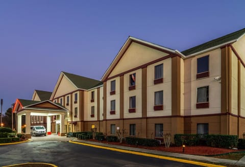 Red Roof PLUS+ & Suites Atlanta Airport South Hotel in College Park
