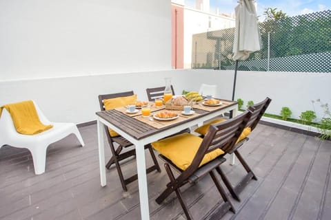 Modern 2 Bedroom Apartment in Estrela with Outside Terrace! Amazing for Families, Couples, Friends Condominio in Lisbon