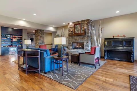 Comfort Inn & Suites Hotel in Blue Ridge
