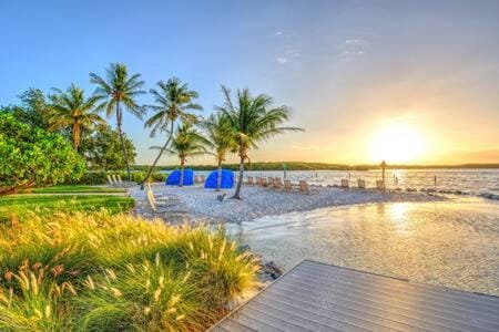 Grand Marina Suite -Waterfront Condo House in Stock Island