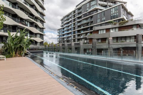LUXURIOUS RIVERSIDE RESORT STYLE APARTMENT☆POOL☆SPA☆GYM☆ROOFTOP WITH CITY VIEWS Condo in Abbotsford