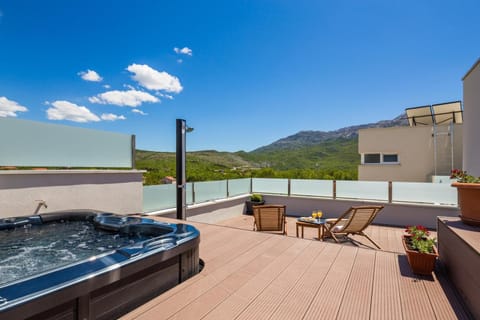 Property building, Balcony/Terrace, Mountain view