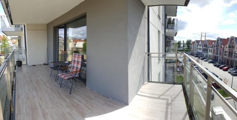 Property building, Day, Neighbourhood, Balcony/Terrace, Seating area, City view, Street view