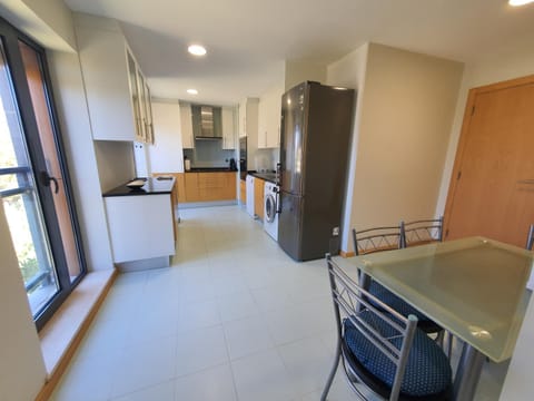 Kitchen or kitchenette, Dining area, dishwasher, minibar, pet friendly