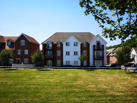 Cosy Apartment with Balcony Condo in Herne Bay