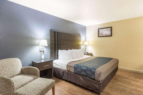 Econo Lodge Inn & Suites I-35 at Shawnee Mission Hotel in Mission