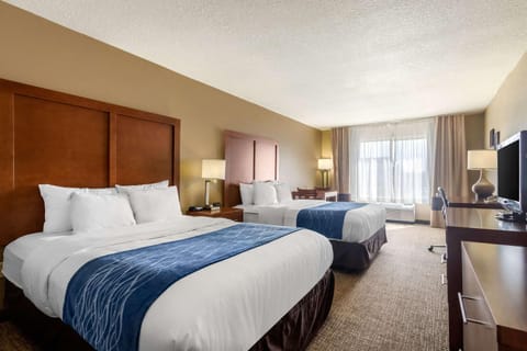 Comfort Inn & Suites Pittsburg Hotel in Ozark Mountains