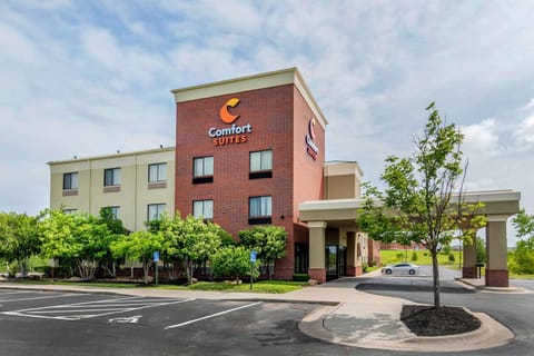 Comfort Suites Speedway - Kansas City Hotel in Kansas City