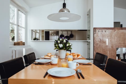 Kitchen or kitchenette, Living room, Food and drinks, Seating area, Dining area