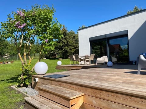 Property building, Patio, Facade/entrance, Spring, Garden, Balcony/Terrace, Garden view, Garden view