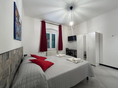 Bed, TV and multimedia, Photo of the whole room, Evening entertainment, Bedroom, wardrobe