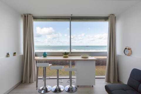 Living room, Dining area, Sea view