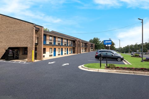 Property building, Day, Neighbourhood, Street view, Location, Parking