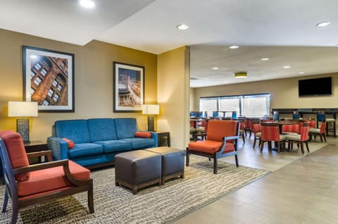 Comfort Inn & Suites Near Worlds of Fun Hotel in Kansas City