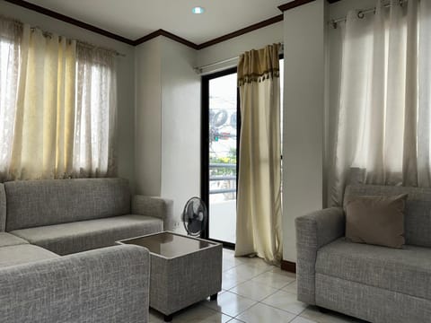 Cranberry's Place-near CONVENTION center Apartment in Iloilo City