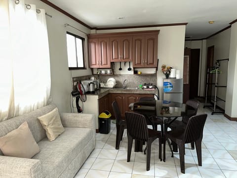 Cranberry's Place-near CONVENTION center Apartment in Iloilo City