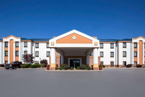 Quality Inn & Suites Arnold Hotel in Ozark Mountains