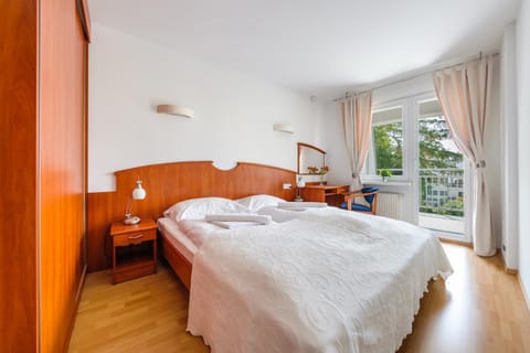 Kitchen or kitchenette, Living room, Seating area