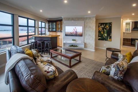 Stay at The Point - Peaceful Plentiful Penthouse Condo in Durban