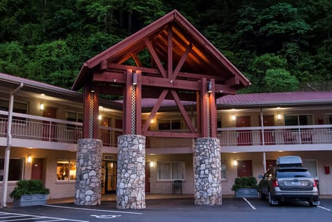 Econo Lodge Nature lodge in Cherokee