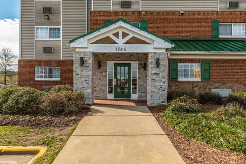 HomeTowne Studios & Suites by Red Roof Charlotte - Concord Motel in Concord