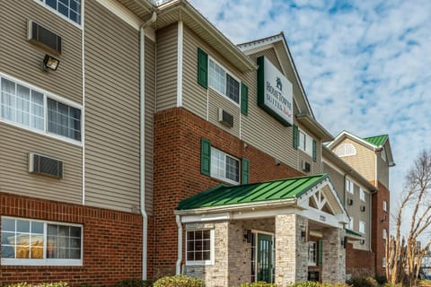 HomeTowne Studios & Suites by Red Roof Charlotte - Concord Motel in Concord