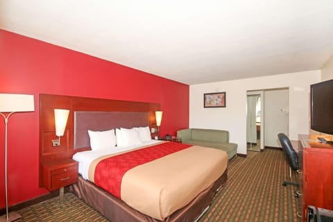 Econo Lodge Inn And Suites - Pilot Mountain Motel in Pilot Mountain