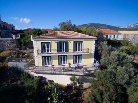 Property building, Day, Neighbourhood, Natural landscape, Balcony/Terrace, Mountain view