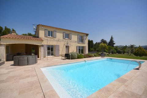 Villa 4 chambres Spa Sauna Piscine chaufée boulodrome LA BASTIDE DE LUSON Villa in Arles