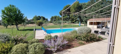 Villa 4 chambres Spa Sauna Piscine chaufée boulodrome LA BASTIDE DE LUSON Villa in Arles