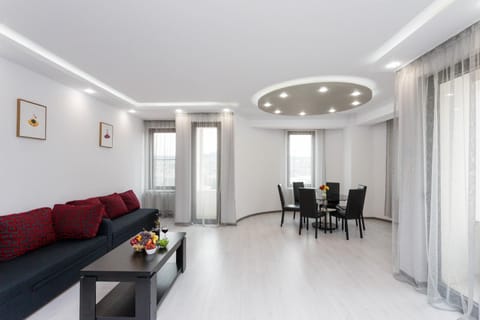 Serviced Apartment on Rustaveli Avenue 9 Eigentumswohnung in Tbilisi