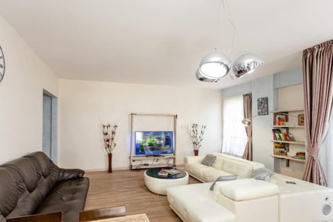 Serviced Apartment on Rustaveli Avenue 9 Condominio in Tbilisi