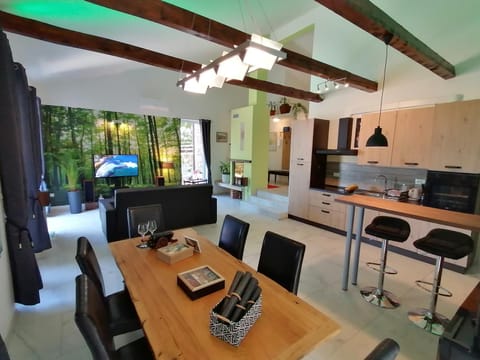 TV and multimedia, Kitchen or kitchenette, Living room, Seating area, Dining area