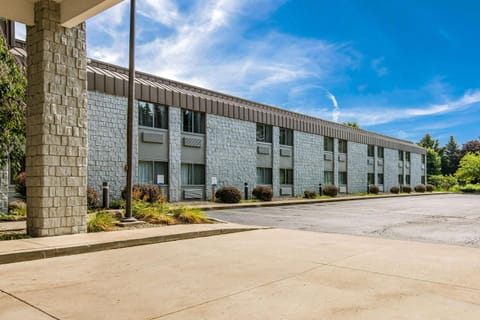 Clarion Pointe Jamestown - Falconer Hotel in Allegheny River