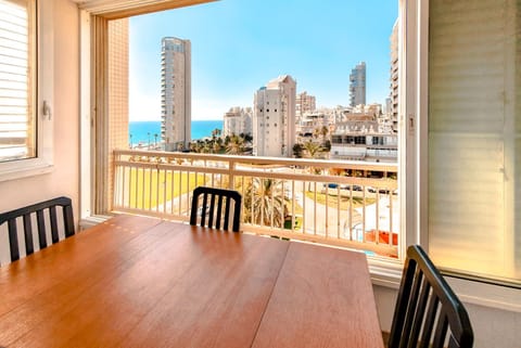 Day, View (from property/room), Balcony/Terrace, Living room, Seating area, Dining area, City view, Sea view