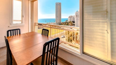 Day, View (from property/room), Dining area, City view, Sea view