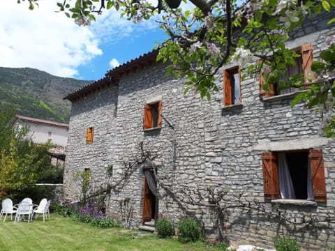 Cirjuana, casa en el centro con agradable jardín y barbacoa Casa in Biescas