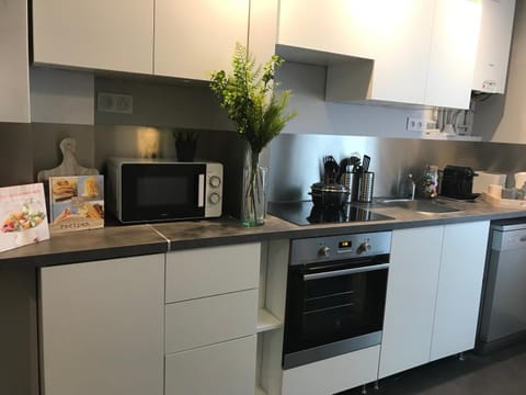 Kitchen or kitchenette, Photo of the whole room, Dining area