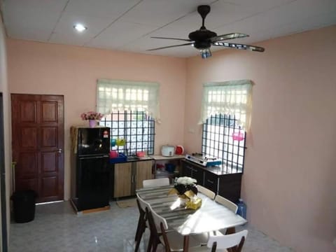 Kitchen or kitchenette, Dining area, Communal kitchen