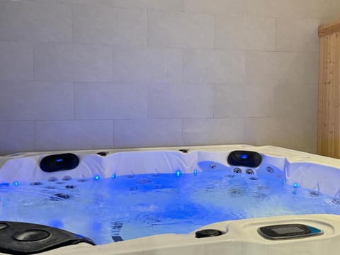 Hot Tub, Sauna, Spa and wellness centre/facilities