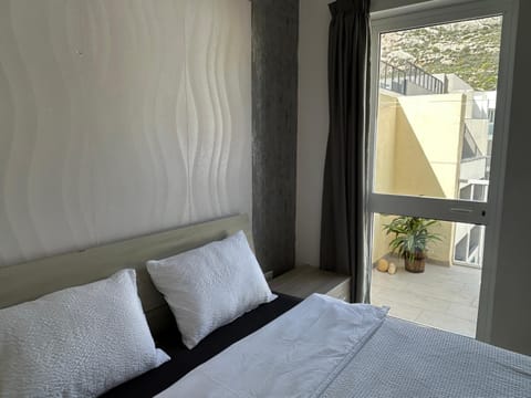 Arzella - spacious two bedroom apartments Casa vacanze in Munxar