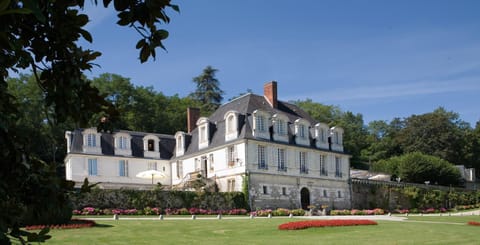 Facade/entrance, Area and facilities