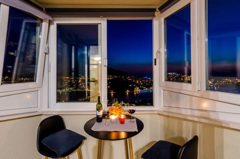 Dining area, City view