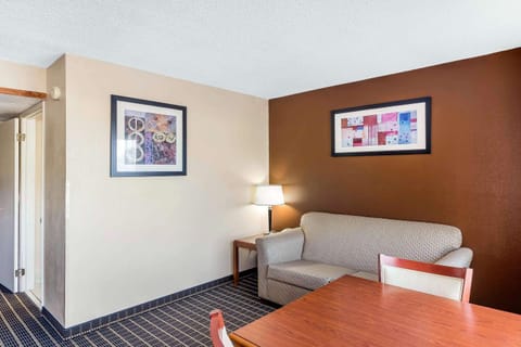 Quality Inn & Suites Sevierville - Pigeon Forge Hotel in Sevierville