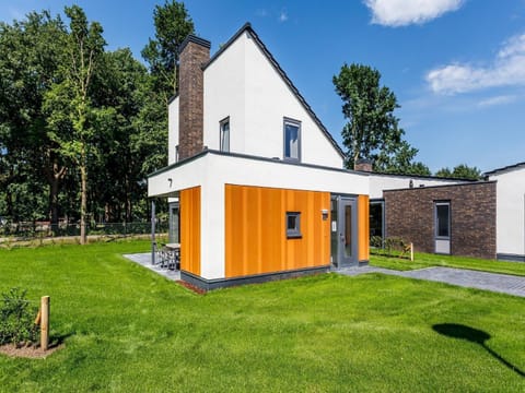 Modern and stylish villa with two bathrooms in Limburg Villa in Roggel