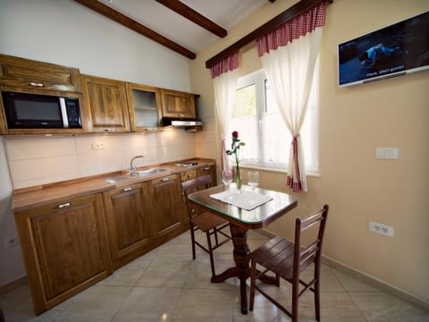 Kitchen or kitchenette, Dining area