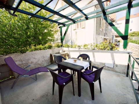 Patio, Neighbourhood, Balcony/Terrace